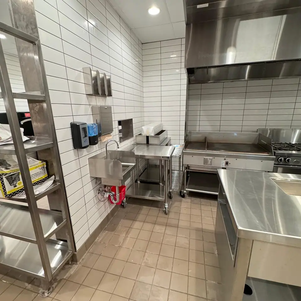 Post-construction final clean of a commercial space – photo 19