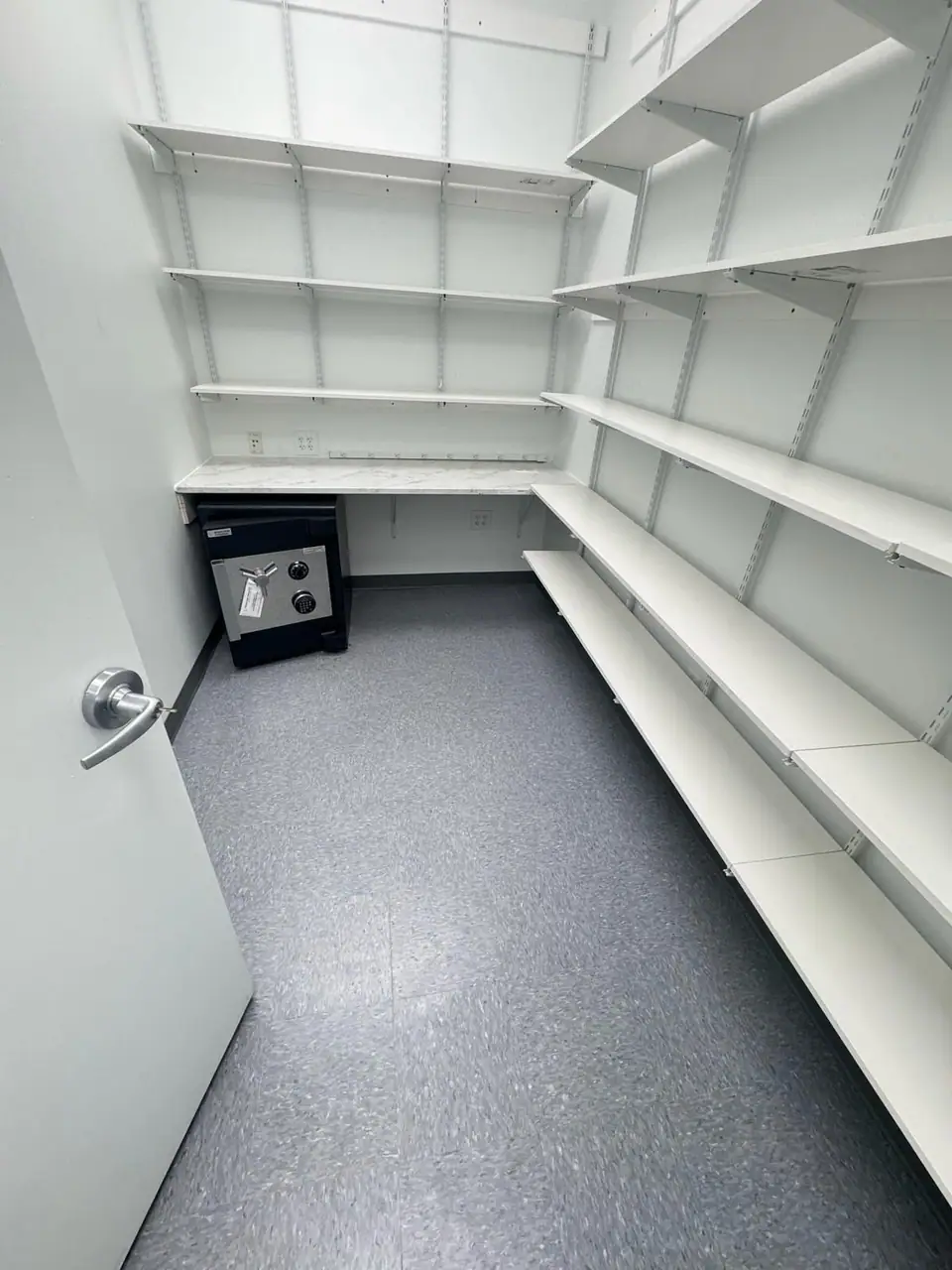 Post-construction final clean of a commercial space – photo 25