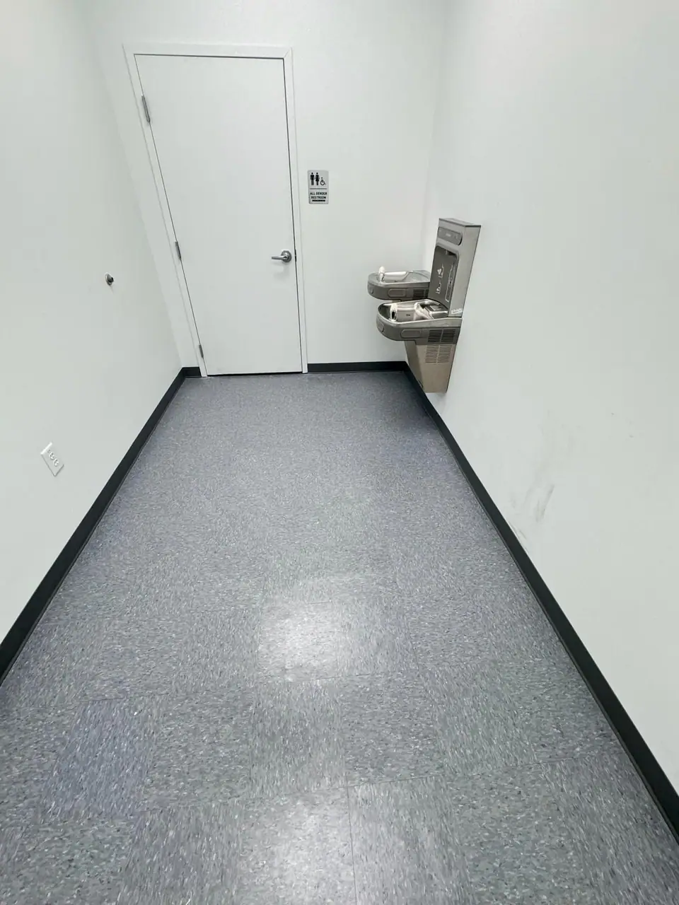 Post-construction final clean of a commercial space – photo 33