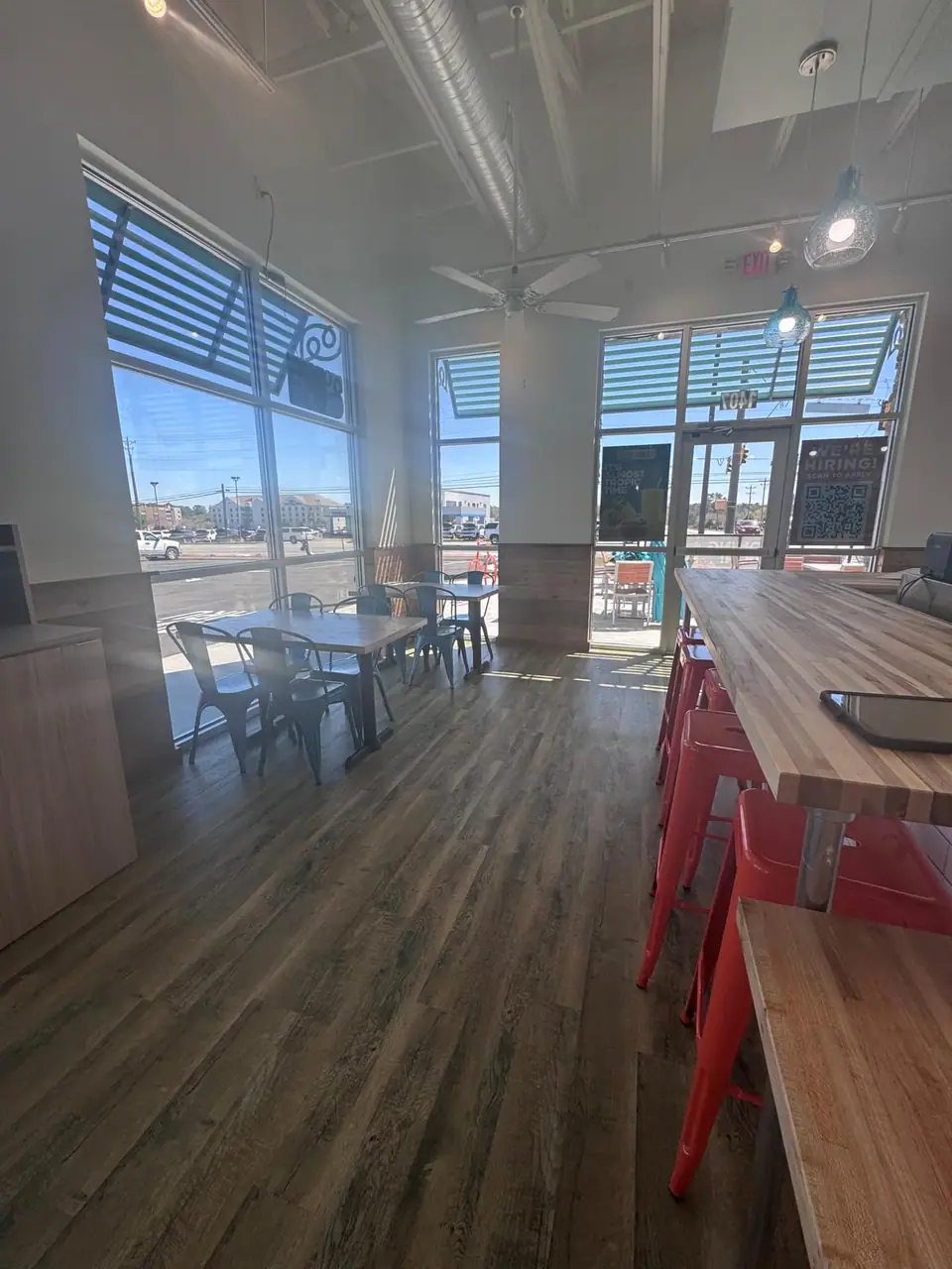 Post-construction final clean of a commercial space – photo 35